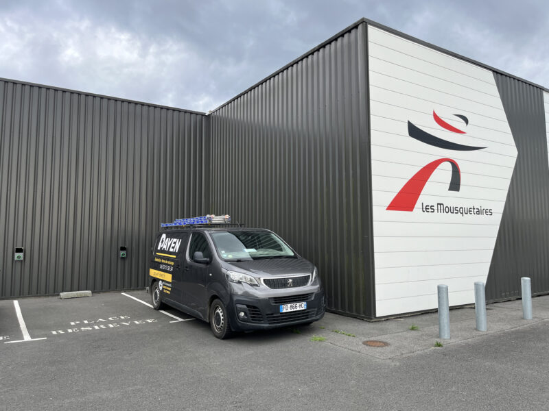 Installation de deux bornes de recharge AUTEL Maxicharger pour Intermarché à La Mézière